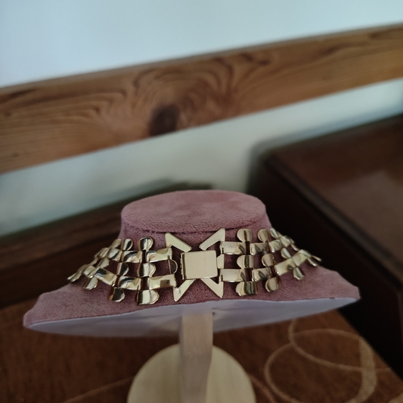 Chic Gold Statement Necklace for Women - Picture 5 of 7